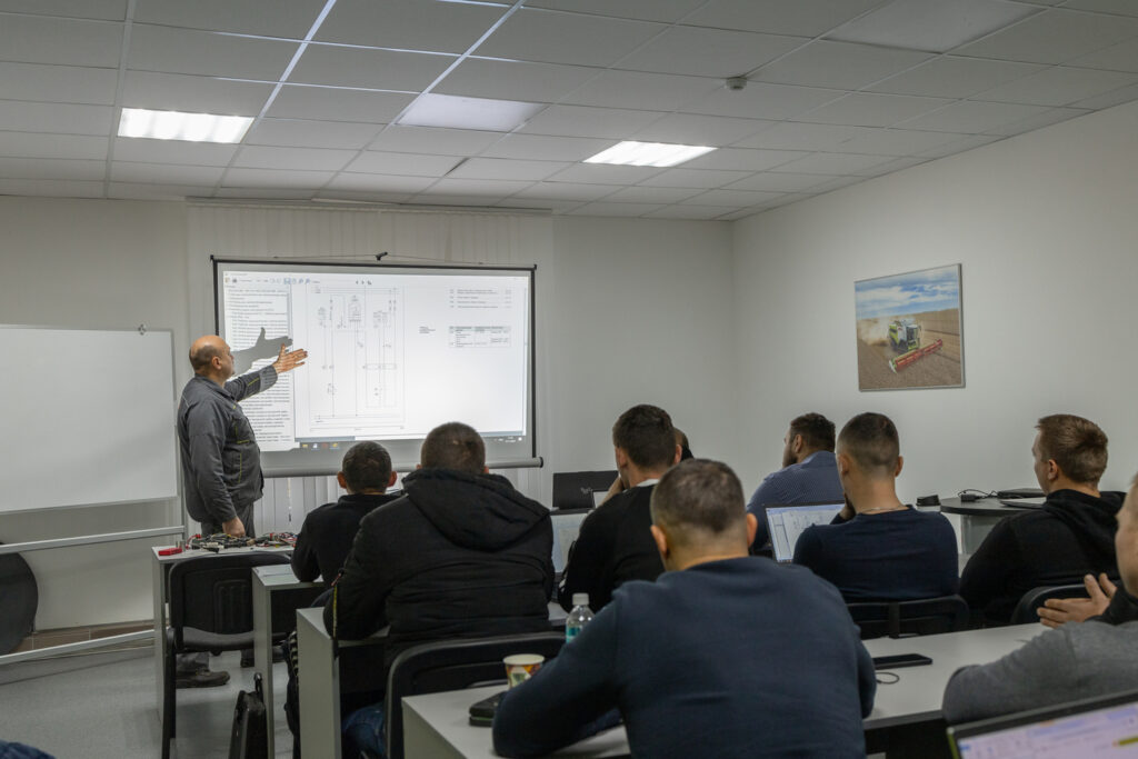 stotz brest 3 Группа сотрудников повышает квалификацию на занятии.